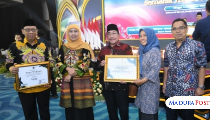 PRESTASI. Wabup Sumenep Imam Hasyim saat menerima penghargaan Fesyar Jatim 2025 di Surabaya. (Istimewa for MaduraPost)