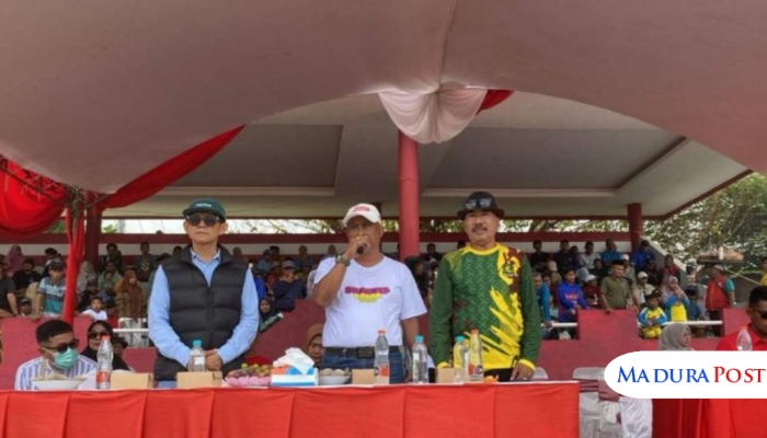 LAGA. Kepala Disbudporapar Sumenep, Moh. Iksan (tengah), membuka resmi Kerapan Sapi Tingkat Kabupaten Sumenep 2025 di Lapangan Giling. (Istimewa for MaduraPost)
