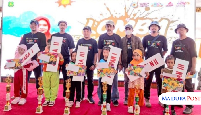 SIMBOLIS. Para pemenang lomba menggambar dan mewarnai menerima trofi serta penghargaan di Pendopo Agung Keraton Sumenep, Minggu (14/9/2025). (Istimewa for MaduraPost)