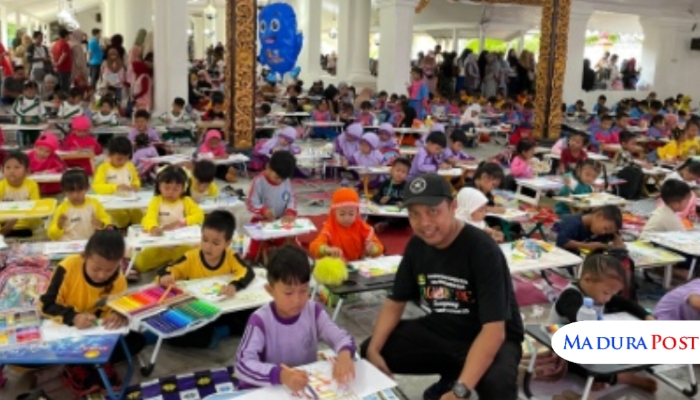 KEGIATAN. Ratusan anak mengikuti lomba mewarnai dan menggambar di Pendopo Agung Keraton Sumenep, Minggu (14/9/2025), yang menjadi bagian dari rangkaian Calendar of Event (CoE) 2025. (Istimewa for MaduraPost)