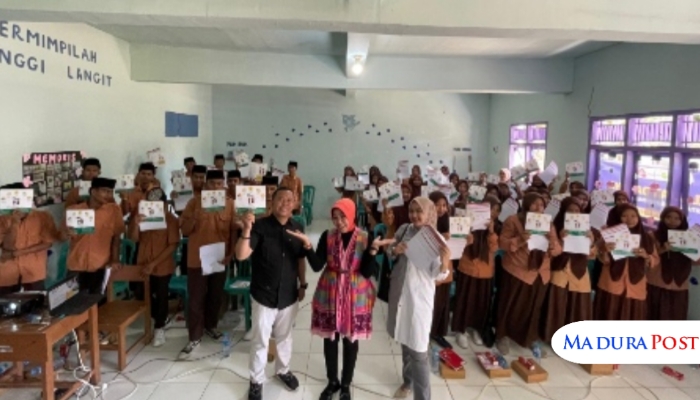 SIMBOLIS. Para pelajar di Kecamatan Lenteng menunjukkan buku tabungan usai mengikuti seminar literasi keuangan bersama BPRS Bhakti Sumekar dan JMSI Sumenep, Sabtu (13/9/2025). (Istimewa for MaduraPost)