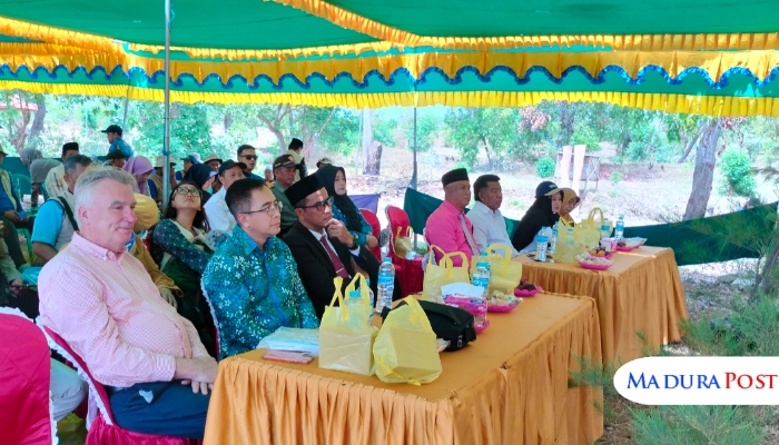 DIRESMIKAN. Para tamu undangan saat menghadiri peresmian Wisata Pantai Galung Desa Binaan UT Surabaya di Desa Juruan Daya, Kecamatan Batuputih, Sumenep. (M.Hendra.E/MaduraPost)