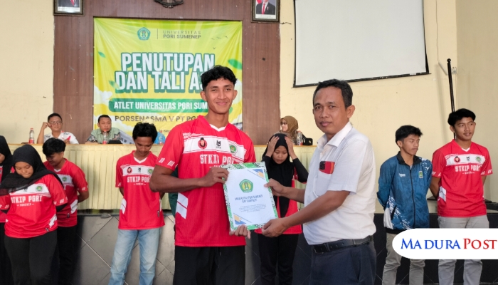 SIMBOLIS. Rektor UPI Sumenep, Asmoni, saat memberikan tali asih kepada salah satu atlet kebanggaan dalam ajang Porsenasma V. (M.Hendra.E/MaduraPost)