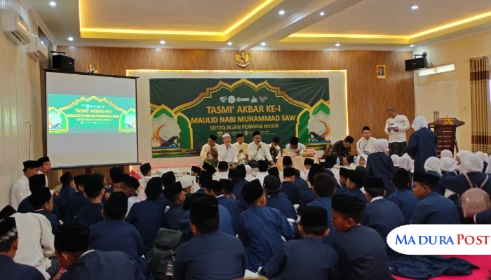 ACARA. Suasana Tasmi’ Akbar ke-I dan peringatan Maulid Nabi Muhammad SAW yang digelar SDT2Q Insan Permata Mulia di Hotel Azmi, Kecamatan Kota, Sumenep, Sabtu (20/9/2025). (M.Hendra.E/MaduraPost)
