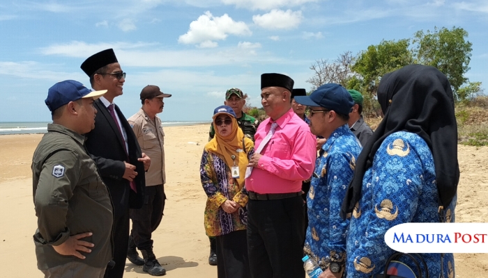 TINJAU. Potret Kepala Disbudporapar Sumenep, Moh. Iksan, saat melihat Pantai Galung Desa Juruan Daya, Kecamatan Batuputih, usai diresmikan pada Rabu (17/9/2025). (M.Hendra.E/MaduraPost)