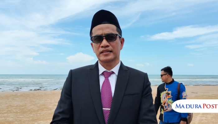 PROFIL. Kepala BRIDA Sumenep, Benny Irawan, saat berada di lokasi peresmian Pantai Galung pada Rabu (17/9/2025). (M.Hendra.E/MaduraPost)