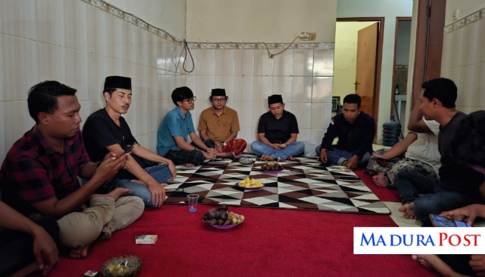 LANCAR. Suasana peringatan Maulid Nabi Muhammad SAW yang digelar DPC PWRI Sumenep di kantor sekretariat, Senin (22/9/2025). (M.Hendra.E/MaduraPost)