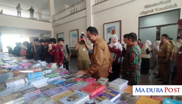 ACARA. Bupati Sumenep Ahmad Fauzi Wongsojudo saat meninjau langsung pelestarian karya cetak dan digital dalam pembukaan Festival Literasi 2025 yang digelar Dispusip Sumenep. (M.Hendra.E/MaduraPost)