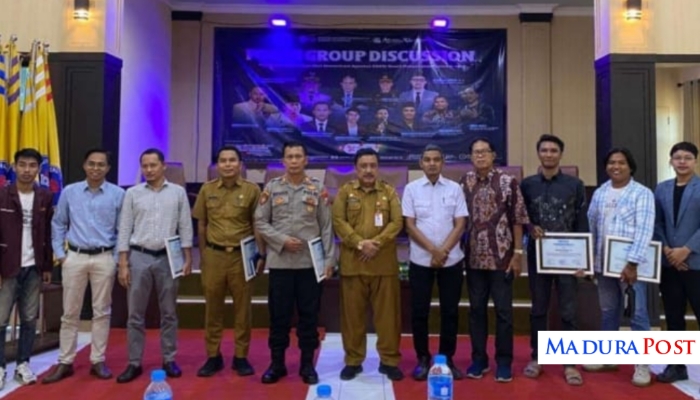 SEREMONI. Potret bersama FGD BEM KM Universitas Wiraraja bersama Bakesbangpol Sumenep dan sejumlah stakeholder. (Istimewa for MaduraPost)