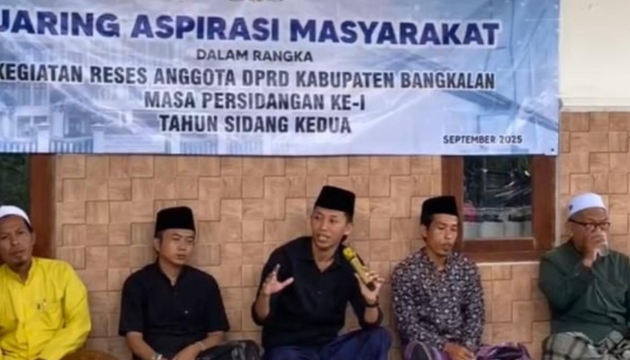BERJUMPA. Samsol Arif saat reses di Desa Genteng, Bangkalan, mendengarkan aspirasi warga dengan suasana hangat dan terbuka. (Suryadi Arfa/MaduraPost)