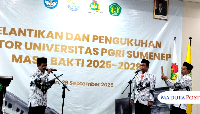 DIKUKUHKAN. Rektor Universitas PGRI Sumenep, Asmoni, saat diambil sumpah jabatan masa bakti 2025–2029 di Hotel De Baghraf Sumenep, Senin (29/9/2025). (M.Hendra.E/MaduraPost)