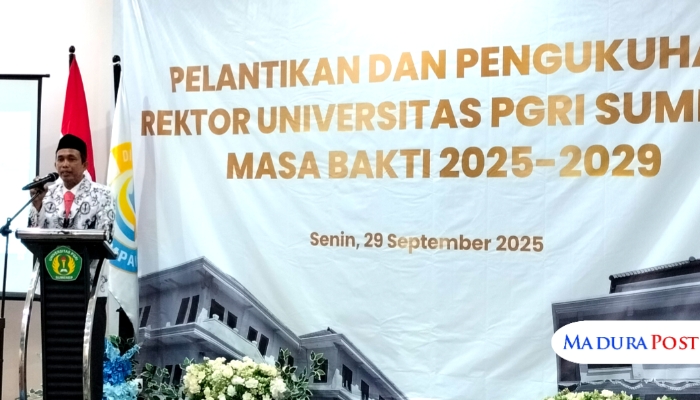 PIDATO. Rektor Universitas PGRI Sumenep, Asmoni, menyampaikan sambutan usai dilantik untuk masa bhakti 2025–2029 di Sumenep, Senin (29/9/2025). (M.Hendra.E/MaduraPost)