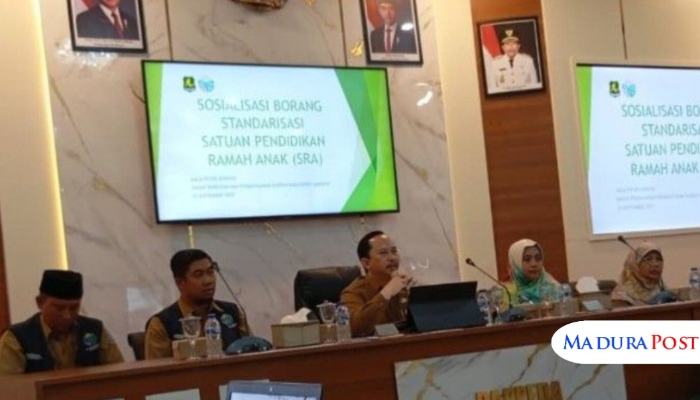 KEGIATAN. Kepala Bappeda Sumenep, Arif Firmanto, saat menyampaikan sambutan pada sosialisasi Standarisasi Satuan Pendidikan Ramah Anak (SRA) 2025 di Ruang Rapat Potre Koneng, Senin (29/9/2025). (M.Hendra.E/MaduraPost)