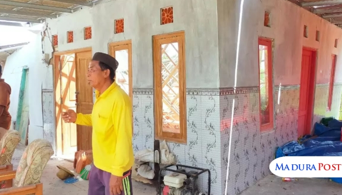 BENCANA. Salah seorang warga saat menunjukkan kondisi rumahnya yang rusak akibat gempa di Pulau Sapudi, Sumenep. (Istimewa for MaduraPost)