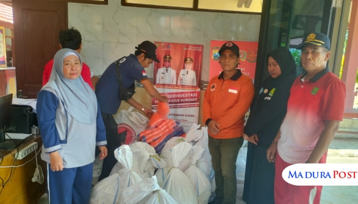DISALURKAN. Petugas gabungan dari BPBD Sumenep bersama relawan menyalurkan bantuan logistik kepada warga terdampak gempa di Kecamatan Gayam, Pulau Sepudi, Jumat (3/10/2025). (Istimewa for MaduraPost)