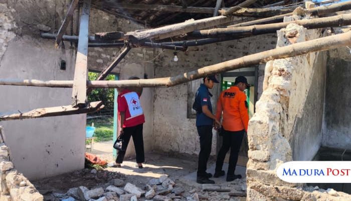 RUNTUH. Salah satu rumah warga di Pulau Sepudi, Sumenep, tampak ambruk akibat guncangan gempa berkekuatan magnitudo 6,5. (Istimewa for MaduraPost)