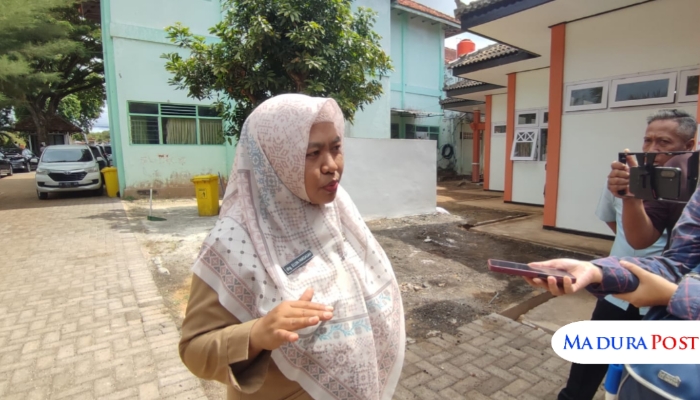 WAWANCARA. Kepala Dinkes P2KB Sumenep, drg. Ellya Fardasah, memberikan keterangan terkait pemeriksaan kesehatan seluruh siswa Sekolah Rakyat sebelum pelaksanaan kegiatan belajar mengajar. (Istimewa for MaduraPost)