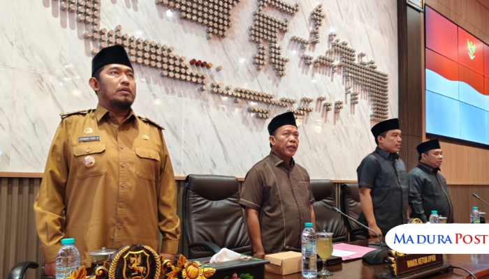 SIDANG PARIPURNA.BBupati Sumenep Achmad Fauzi Wongsojudo bersama pimpinan DPRD Sumenep saat mengikuti rapat paripurna penyampaian Nota Keuangan atas Raperda APBD Tahun Anggaran 2026 di ruang rapat DPRD Sumenep, Senin (6/10/2025). (Istimewa for MaduraPost)