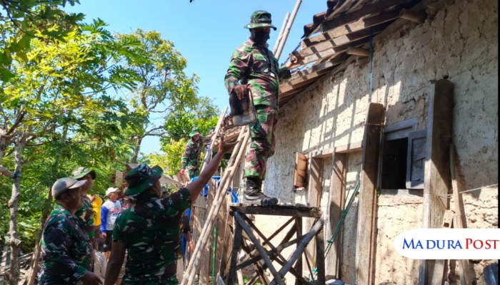 DIREHAB. Anggota TNI bersama warga bergotong royong memperbaiki rumah warga yang rusak akibat gempa di Pulau Sapudi, Kabupaten Sumenep, Madura. (Istimewa for MaduraPost)