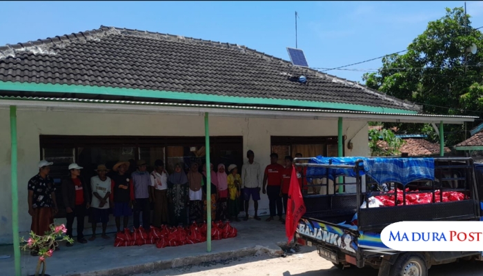 PEDULI. Pengurus PAC PDI Perjuangan Kecamatan Gayam menyalurkan paket sembako bagi korban gempa di Pulau Sapudi, Sumenep, Rabu (8/10/2025). (Istimewa for MaduraPost)
