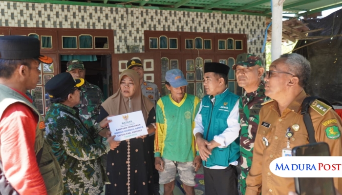 PEDULI. Baznas Jawa Timur menyerahkan bantuan pembangunan rumah bagi korban gempa di Pulau Sapudi, Sumenep. (Istimewa for MaduraPost)