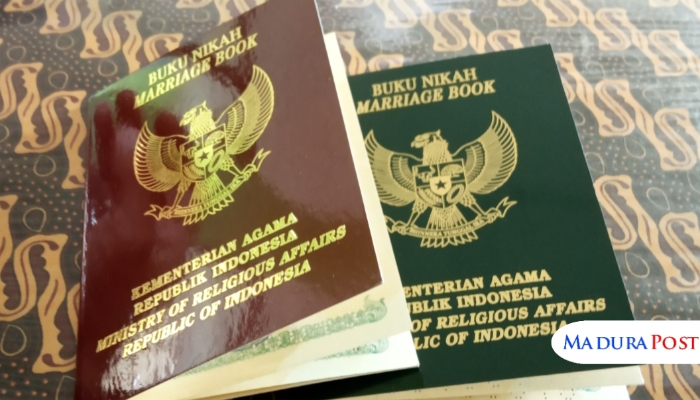 ILUSTRASI. Buku nikah milik Taufiqur Rahman Emes yang diduga diterbitkan secara tidak sah dengan surat pengantar dari Pemdes Pragaan Daya, Sumenep. (Istimewa for MaduraPost)