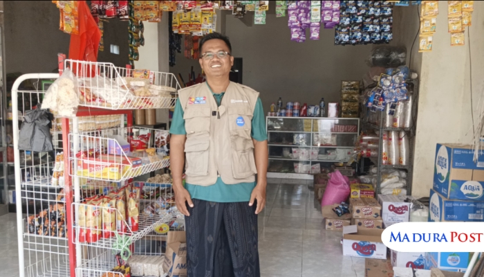 PROFIL. Indra Sidarta, Agen BRILink di Desa Sapeken, saat berada di tokonya. (M.Hendra.E/MaduraPost)