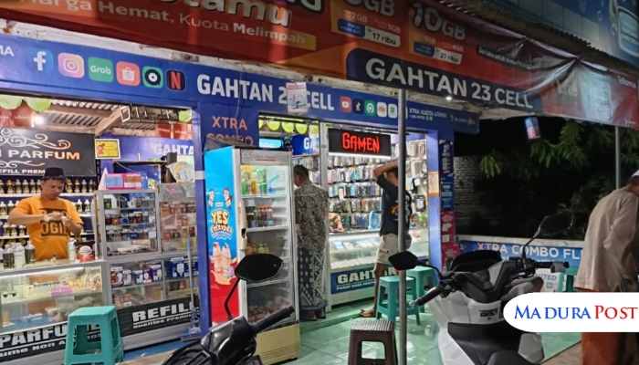 SUKSES. Antok melayani pelanggan di konternya, Gahtan 23 Cell, yang kini juga menjadi mitra Agen BRILink di Desa Juluk, Saronggi, Sumenep. (M.Hendra.E/MaduraPost)