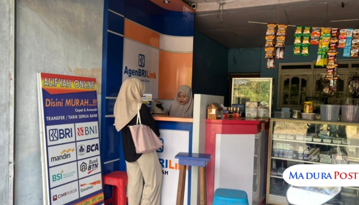 PELAYANAN. Seorang nasabah bertransaksi di Agen Alifyah BRILink, Desa Tanah Merah, Kecamatan Saronggi, Sumenep. (M.Hendra.E/MaduraPost)