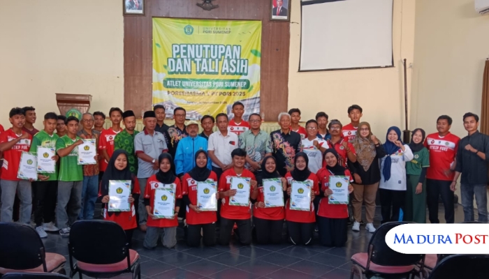 SIMBOLIS. Rektor dan jajaran pimpinan UPI Sumenep saat memberikan penghargaan kepada atlet berprestasi dalam Porsenasma V di Graha Kemahasiswaan. (M.Hendra.E/MaduraPost)