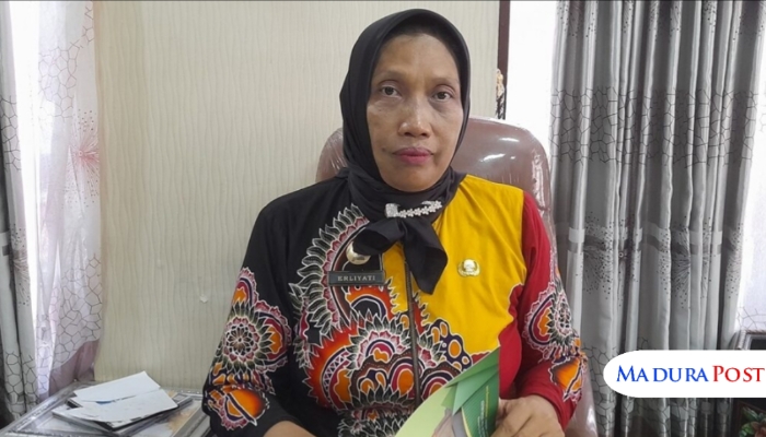 PROFIL. Direktur RSUDMA Sumenep, dr. Erliyati, saat berada di ruang kerjanya. (Istimewa for MaduraPost)