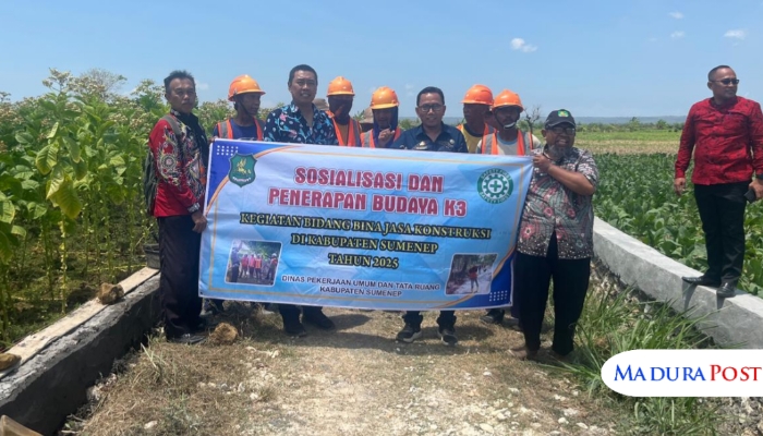 TURBA. Petugas Dinas PUTR Sumenep saat melaksanakan uji kompetensi tenaga kerja konstruksi. (Istimewa for MaduraPost)