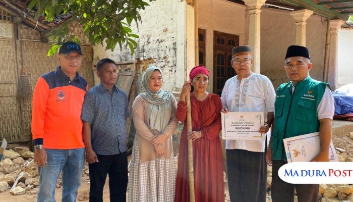 PEDULI. Ketua Baznas Sumenep, Ahmad Rahman, saat menyerahkan bantuan tahap ketiga bagi korban gempa. (Istimewa for MaduraPost)