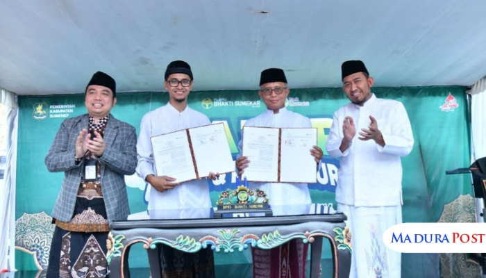 SEPAKAT. Direktur Utama BPRS Bhakti Sumekar, Hairil Fajar (tengah kiri), bersama Bupati Sumenep, Achmad Fauzi Wongsojudo (kiri), menunjukkan dokumen kerja sama usai pembukaan Bazar UMKM dan Pasar Murah dalam rangka Hari Jadi Kabupaten Sumenep ke-756, Rabu (22/10/2025). (Istimewa for MaduraPost)