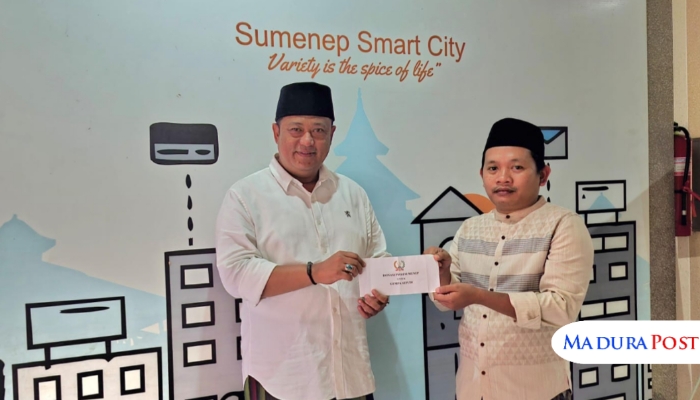 SIMBOLIS. Ketua DPC PWRI Sumenep, Rusydiyono (kiri), menyerahkan donasi kemanusiaan untuk korban gempa Pulau Sapudi kepada Kepala Diskominfo Sumenep, Indra Wahyudi (kanan), di kantor Diskominfo Sumenep, Kamis (23/10/2025). (Istimewa for MaduraPost)