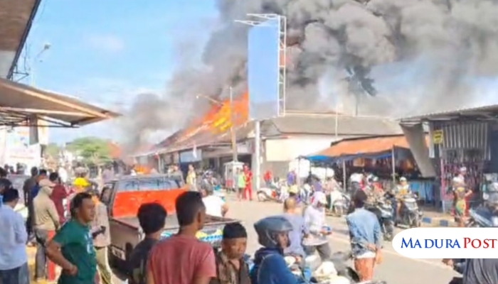 PERISTIWA. Warga berkerumun menyaksikan kobaran api yang melahap deretan pertokoan di Kecamatan Ganding, Sumenep, Kamis (23/10/2025). (M.Hendra.E/MaduraPost)
