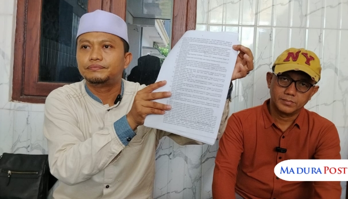WAWANCARA. Kamarullah, Ketua LBH Achmad Madani Putra dan Rekan-rekan (kanan), dan pemilik Bang Alief, Fajar Satria saat menggelar konferensi pers bersama awak media, Sabtu (25/10/2025). (M.Hendra.E/MaduraPost)