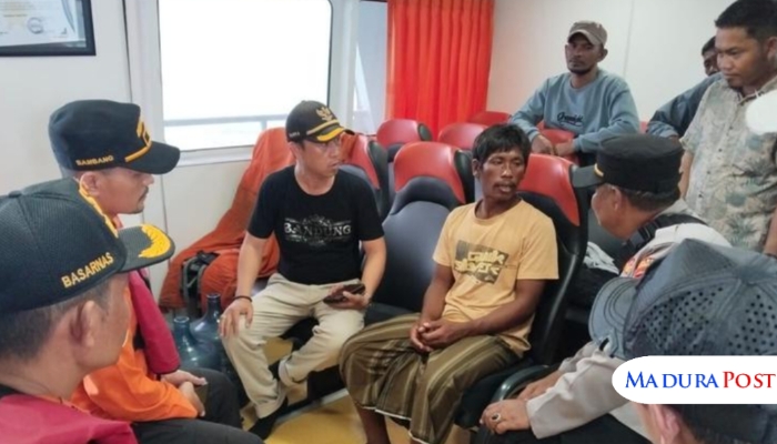 INSIDEN. Tim SAR gabungan bersama aparat kepolisian saat mengevakuasi dan berkoordinasi dengan Abdul Rifa’i, nelayan asal Desa Sakala, Sapeken, yang selamat setelah lima hari terombang-ambing di laut akibat serangan hiu. (Istimewa for MaduraPost)