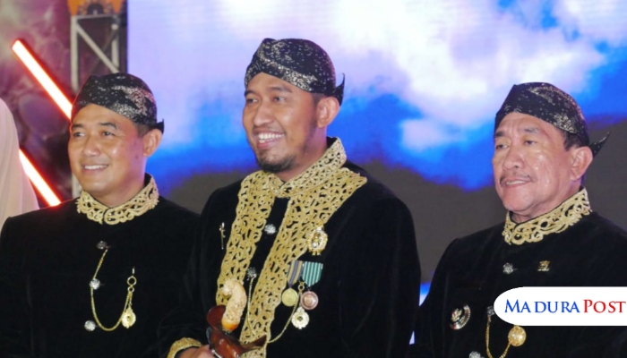 ACARA. Bupati Sumenep Ahmad Fauzi Wongsojudo (tengah), dalam prosesi penobatan Arya Wiraraja pada peringatan Hari Jadi ke-756 Sumenep. (Istimewa for MaduraPost)