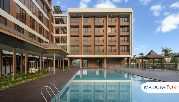 NUANSA. Fasad elegan Myze Hotel Sumenep dengan area kolam renang yang menjadi ikon kenyamanan dan kemewahan di jantung kota. (Istimewa for MaduraPost)