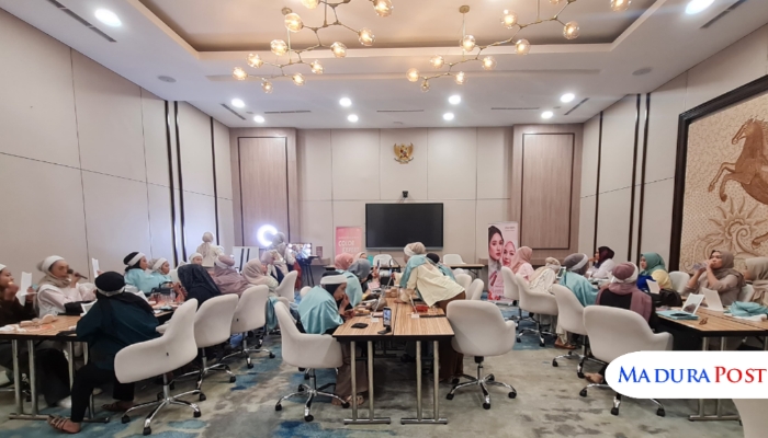 ACARA. Para peserta perempuan antusias mengikuti sesi Personal Color Analysis hasil kolaborasi Myze Hotel Sumenep dan Wardah yang digelar di ruang pertemuan hotel dengan suasana hangat dan interaktif. (Istimewa for MaduraPost)