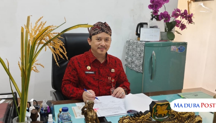 PROFIL. Kepala Bappeda, Arif Firmanto, saat berada di ruang kerjanya. (M.Hendra.E/MaduraPost)