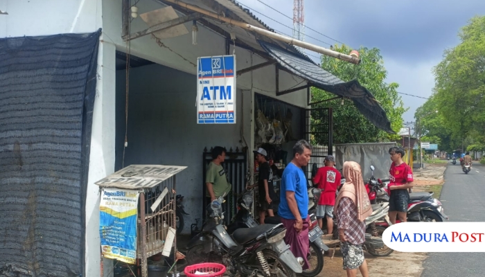 AKTIVITAS. Warga bertransaksi di Agen BRILink Rama Putra yang sekaligus menjadi bengkel Setia Kawan Motor di Desa Banasare, Rubaru, Sumenep. (M.Hendra.E/MaduraPost)