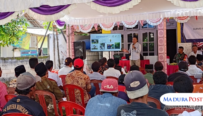 ACARA. Potret Kepala Humas Survei Seismik, Jumadi, saat bersosialisasi ke berbagai desa di Pulau Kangean, Sumenep, belum lama ini. (Istimewa for MaduraPost)