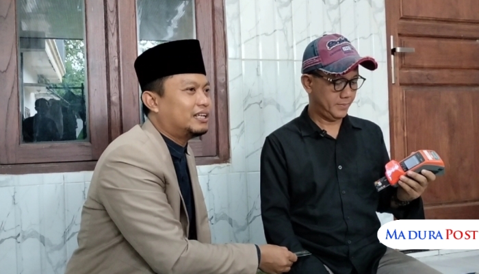 KONFERENSI PERS. Kuasa hukum Bang Alief, Kamarullah (kanan), saat memberikan keterangan kepada awak media di Sumenep. (M.Hendra.E/MaduraPost)