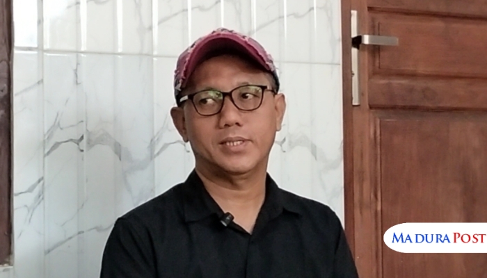 KONFERENSI PERS. Mohammad Fajar Satria saat memberikan keterangan terkait dampak penyitaan aset Bang Alief di Sumenep. (M.Hendra.E/MaduraPost)