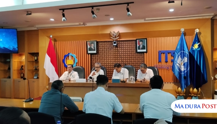 ACARA. Perwakilan ITS dan SKK Migas saat menerima kunjungan media dari Sumenep di Kampus ITS Surabaya, Senin (3/11/2025). (M.Hendra.E/MaduraPost)