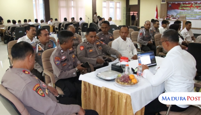 ACARA. Sejumlah anggota Polres Sumenep mengikuti kegiatan audit kinerja oleh Tim Itwasda Polda Jawa Timur di Aula Sanika Satyawada. (Istimewa for MaduraPost)
