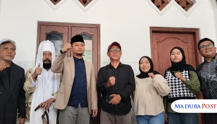 JUMPA PERS. Kuasa hukum Bang Alief, Kamarullah (tengah kanan), bersama tim pendamping hukum dan perwakilan keluarga usai konferensi pers di Sumenep, Senin (3/11/2025). (M.Hendra.E/MaduraPost)