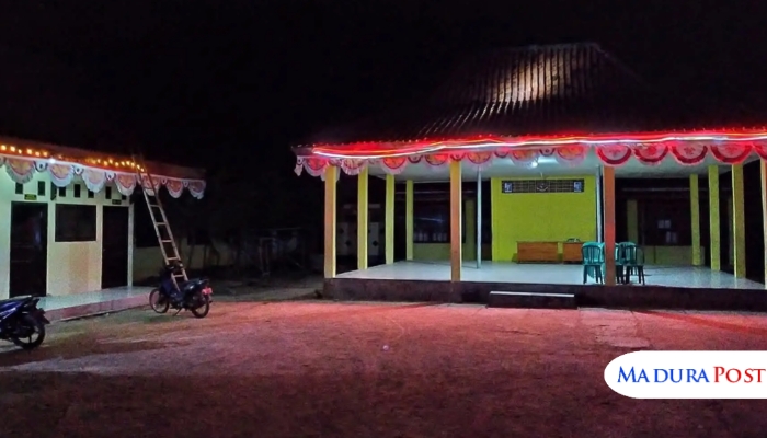 BANGUNAN. Balai Desa Galis pada malam hari, tampak lengang dengan pencahayaan sederhana di area halaman. (Istimewa for MaduraPost)